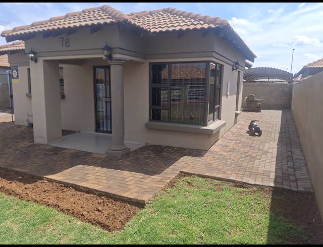 2 BEDROOM FREEHOLD FOR SALE IN DAWN PARK